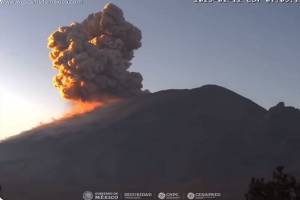 VIDEO: Popocatépetl emitió gran fumarola este jueves