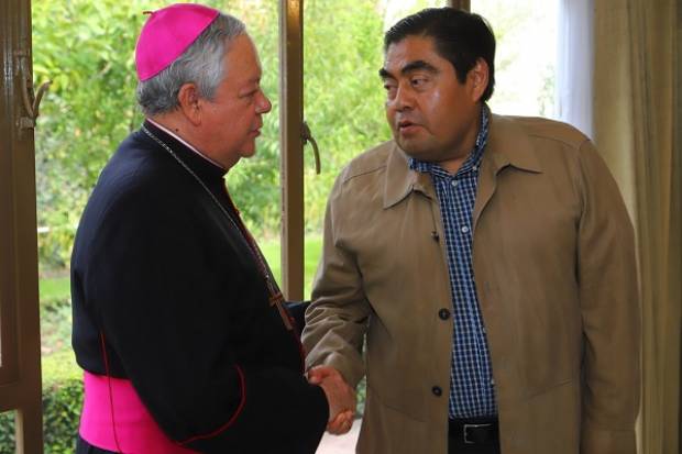 Miguel Barbosa y arzobispo Víctor Sánchez acuerdan colaboración