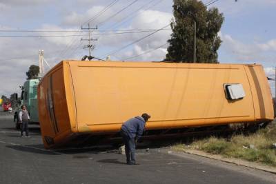 Camión arrolló a motociclista y volcó en Huejotzingo; hay 15 heridos