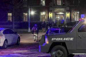Confirman muerte de tres estudiantes por tiroteo en la Universidad de Michigan