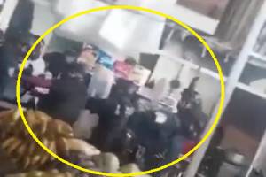 VIDEO: Comerciantes agreden a policías en el Mercado Hidalgo y evitan operativo contra pirotecnia