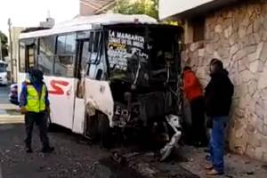 Microbús de la Ruta 5 se impacta contra vivienda tras colisión en El Carmen