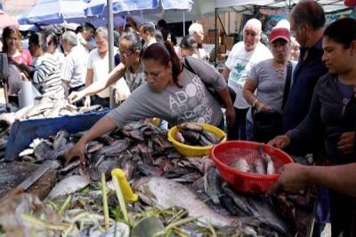 Buscan reordenar a los ambulantes en la zona de pescados y mariscos