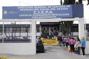 Manifestación en penal COVID-19 de Puebla; familiares exigen comunicación con reclusos