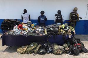 Aditamentos y ropa táctica, así como objetos punzocortantes, lo confiscado en La Fayuca
