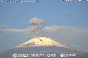 Popocatépetl registra actividad moderada con emisión de ceniza