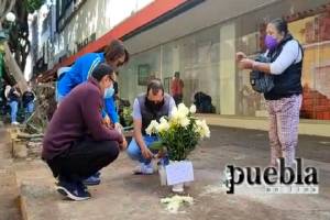 VIDEO: Familiares colocan ofrenda donde murió el menor por caída de árbol en Puebla