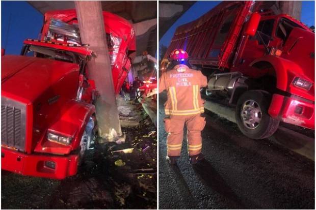 Por evadir bache, tráiler se impactó contra columna de la autopista México-Puebla