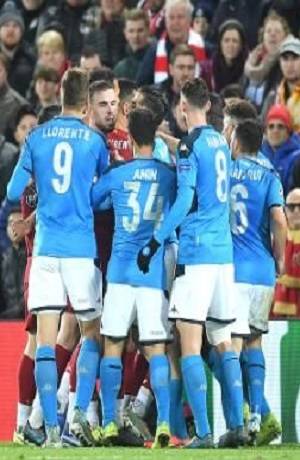 Chucky Lozano jugó en el empate 1-1 del Napoli ante Liverpool
