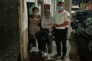 Localizan policías municipales de Puebla a hombre extraviado de la tercera edad