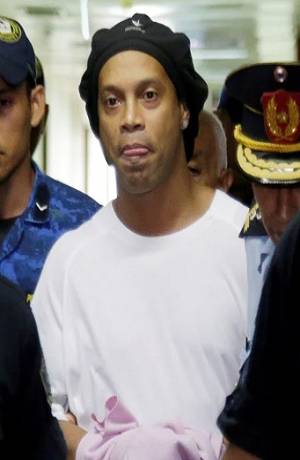Ronaldinho y hermano abandonaron la cárcel, cumplirán prisión domiciliaria en Paraguay
