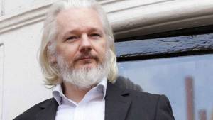 AMLO ofrece asilo a Assange; felicita a Gran Bretaña por no extraditarlo a EU