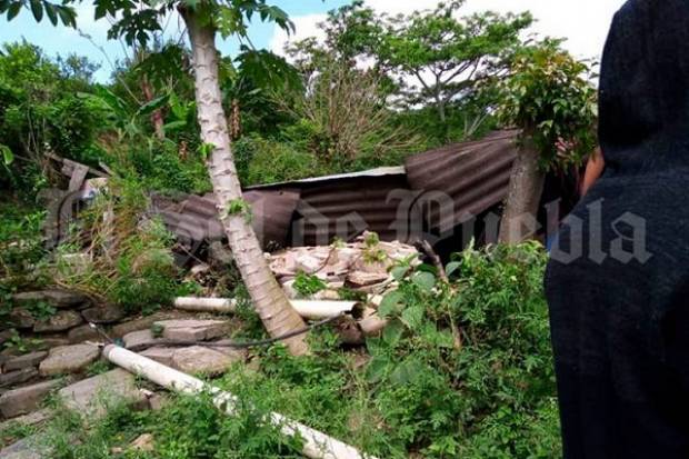 40 damnificados y daños en carretera dejó deslizamiento de ladera en Hueytamalco