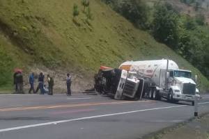 Colisión de camiones y pipa con gas LP provocó leve fuga en Huauchinango