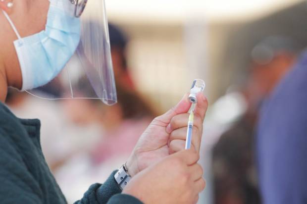 Ya tiene vacunación COVID completa el 91% de personal de salud en Puebla