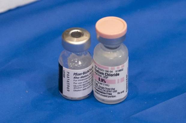 Pfizer detecta venta y aplicación de vacunas COVID falsas en México