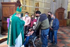 Recibe arzobispo de Puebla a madre de Santiago, menor que murió aplastado por un árbol