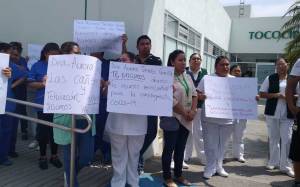 Protestan trabajadores del IMSS Tehuacán por falta de insumos