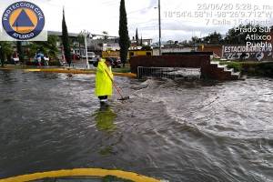 Fuerte lluvia inundó viviendas y locales del mercado de Atlixco