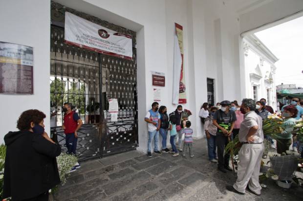 Autorizan reabrir panteones en Puebla; siguen cerrados bares, cines y salones de fiestas