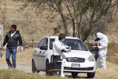 Encuentran tres cadáveres en el interior de vehículo en Texmelucan