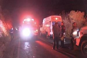 Un muerto y seis lesionados tras caer microbús a barranco en El Aguacate