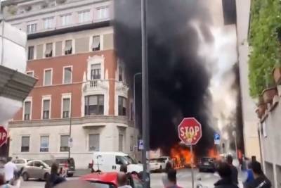 Explota vehículo cargado con bombas de oxígeno en el centro de Milan, Italia