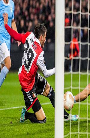 Santi Giménez anota y clasifica al Feyenoord a octavos de final de la Europa League