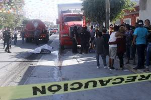 Muere motociclista aplastado por pipa de bomberos en Tehuacán
