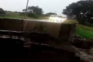 Lluvia colapsó puente en la carretera a Tlachichuca; 10 localidades incomunicadas