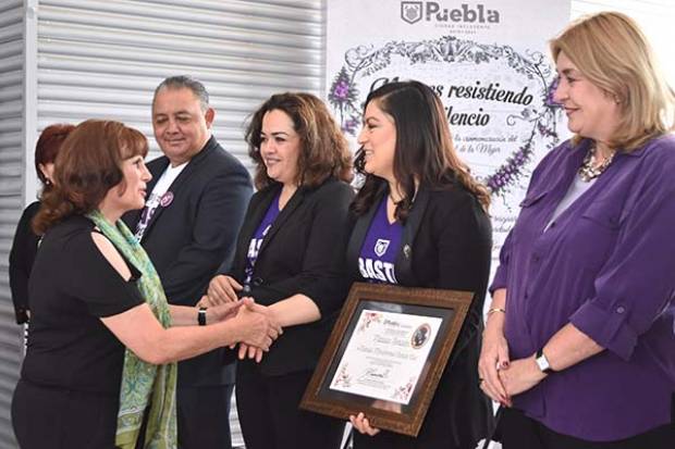 Claudia Rivera encabezó la entrega de la presea &quot;Natalia Serdán&quot; a mujeres de Puebla