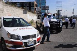 Personal de Movilidad y Transporte es agredido por taxistas piratas en Tlaxcalancingo
