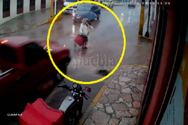 VIDEO: Atropella sujeto a dos mujeres en el centro de Zacatlán