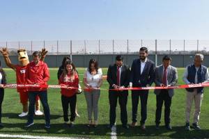 Inaugura Norma Layón cancha deportiva en plantel UPAEP de Texmelucan
