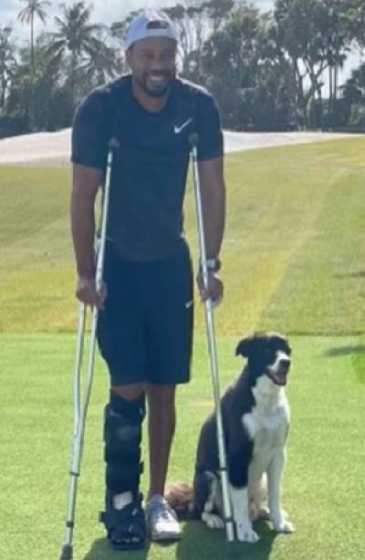 Tiger Woods reaparece en muletas tras accidente