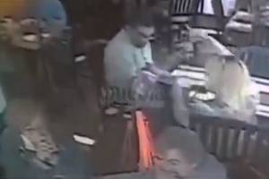 VIDEO: Ladrones roban cartera en restaurante y usan tarjetas de crédito en Puebla