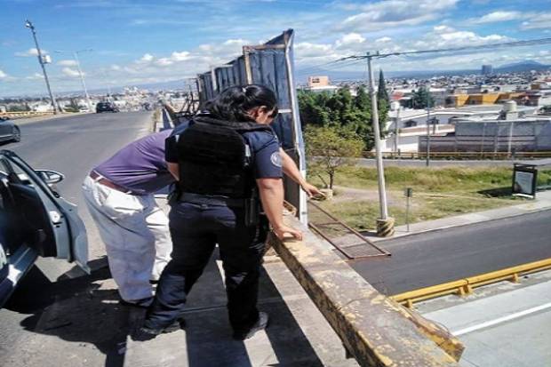 Policías de Puebla evitaron que un hombre se arrojara de un puente
