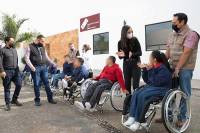 Con sillas de ruedas, DIF beneficia a niñas y niños de casas de asistencia