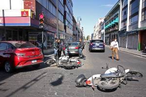 Automóvil y motocicleta protagonizan colisión en el centro de Puebla
