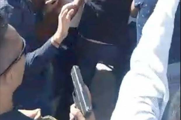 Guardia de seguridad saca arma a campesinos que protestaban contra AMLO