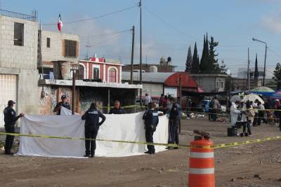 Hallan cadáver calcinado en terreno del tianguis de San Isidro