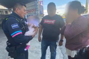 Policías salvan la vida a un bebé que se ahogaba con alimento en Puebla