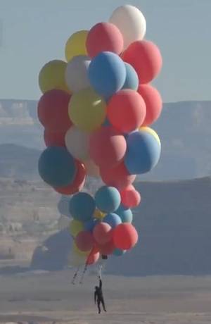 David Blaine se eleva más de 7 mil metros de altura sostenido por globos de helio