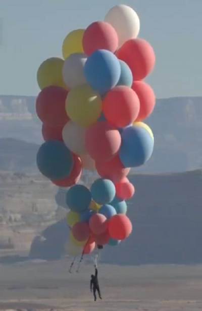 David Blaine se eleva más de 7 mil metros de altura sostenido por globos de helio