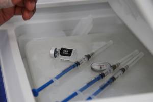 Pfizer ya tiene vacuna contra ómicron; pide autorización a EU