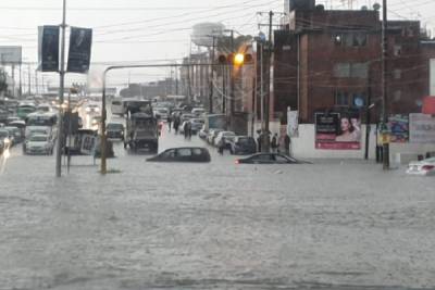 Vehículos quedaron varados en &quot;laguna&quot; que se formó por lluvia en La Margarita