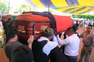 Realizan funerales de los dos policías asesinados en San Pedro Yeloixtlahuaca