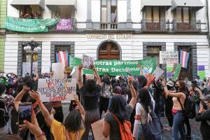 Feministas marchan en Puebla en protesta por feminicidios y exigen despenalizar el aborto