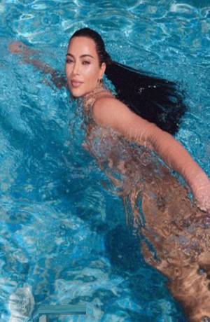 Kim Kardashian se convierte en &quot;la chica del bikini azul&quot;