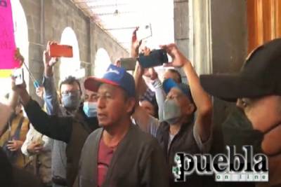 VIDEO: Voceadores exigen frenar el retiro de sus casetas del centro de Puebla